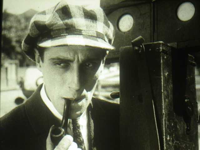 Szenenfoto aus dem Film 'La vendeuse de cigarettes du Mosselprom'