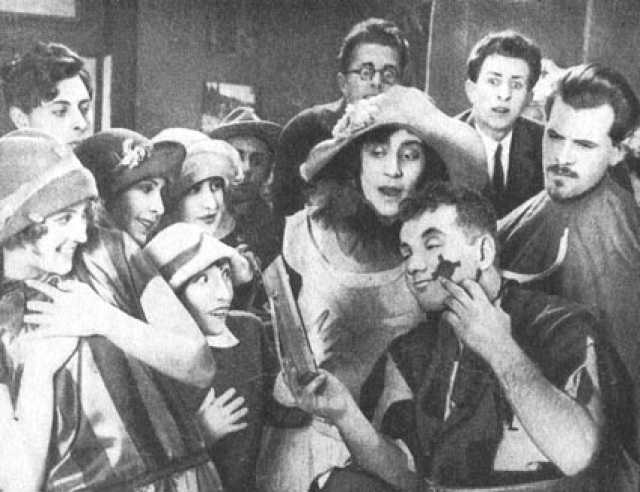 Szenenfoto aus dem Film 'Comment Douglas Fairbanks et Igor Illinski se disputèrent à cause de Mary Pickford'