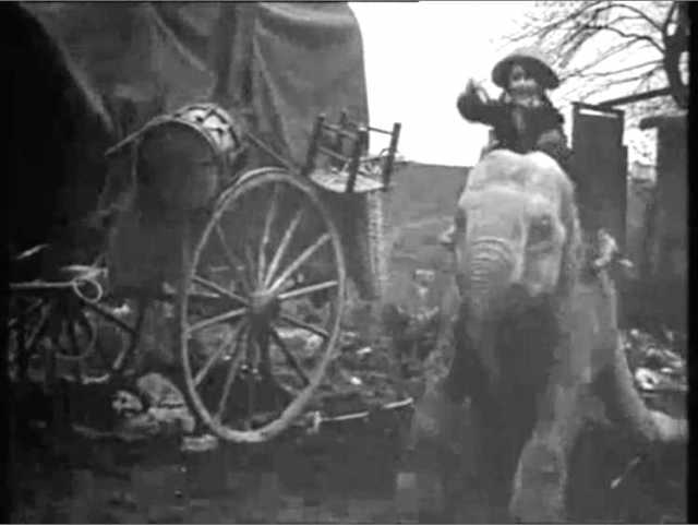Szenenfoto aus dem Film 'Bout de Zan vole un éléphant' © Gaumont, 